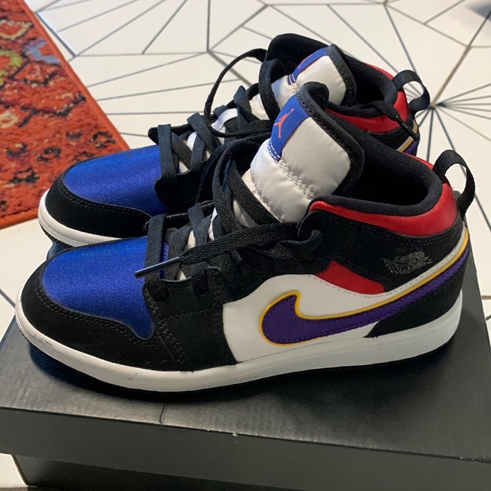 NIKE Jordan 1 Mid SE
